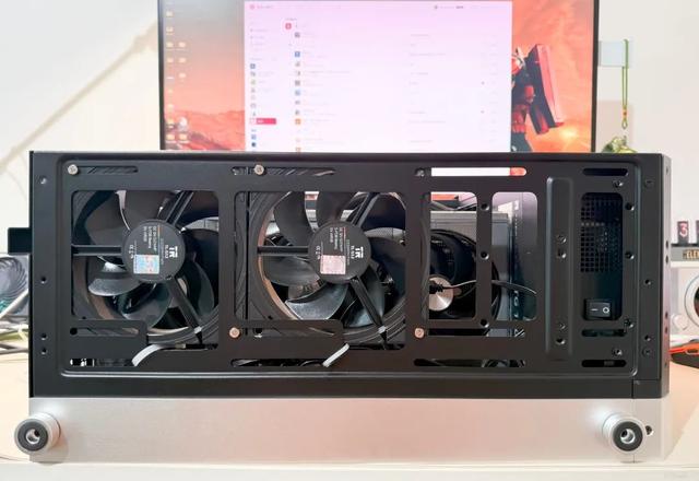 实用小机箱，便携还能装！机械大师C34Pro+Z890吹雪+9070XT装机