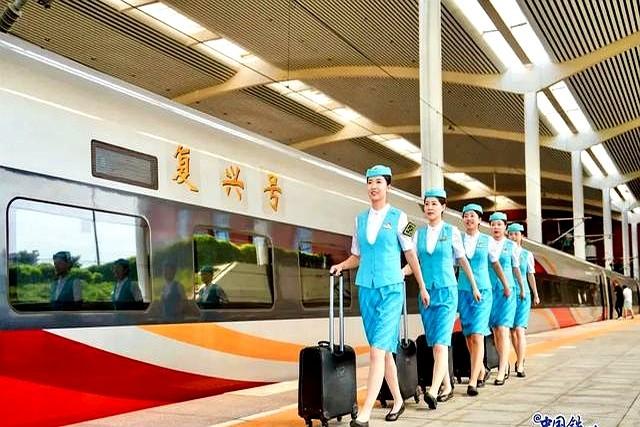 时速350公里高标运行。这条从北京发车的高铁今夏超火爆