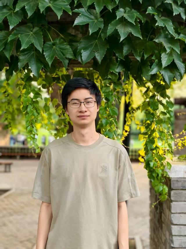 庞众望回应与女友拍“领证照”：拍着玩，不确定何时领证；知情人称其女友是邻村人，在县城补习班教学时相识