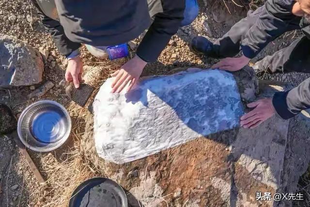 驴友立大功！北京深山惊现1800年界碑	，这三个字改写历史