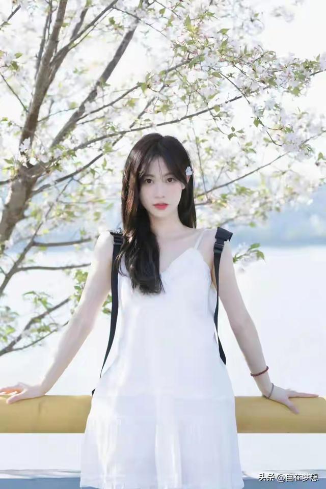 河南洛阳一校花美出圈了，五官精致，倾国倾城，美得让人移不开眼