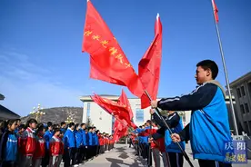 大型网络思政公开课《永远不会忘记》连线直播庆阳南梁“清明祭英烈 重走长征路”思政教育主题实践活动掠影图片