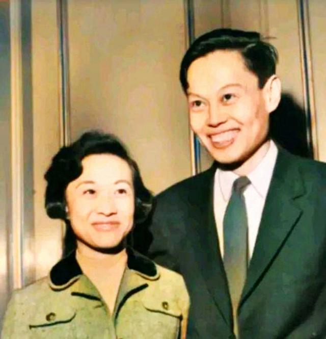 2021年，99岁杨振宁与72岁岳母罕见出镜，头发黑了，翁帆有些发福