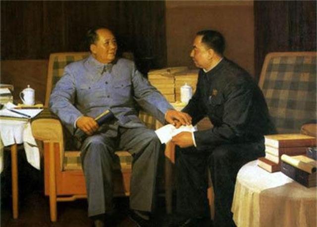 1961年，华国锋一家六口合影，华老留着平头，面相忠厚，一身正气