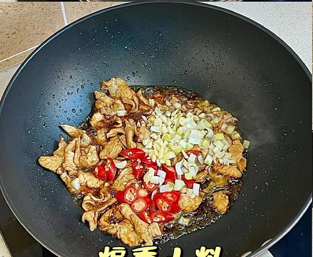 3分钟搞定家常下饭菜！肉片辣椒炒油菜，鲜辣开胃配3碗饭