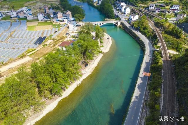 三门滩离镇远古城不远，㵲阳河畔常见当地人垂钓、游泳和露营