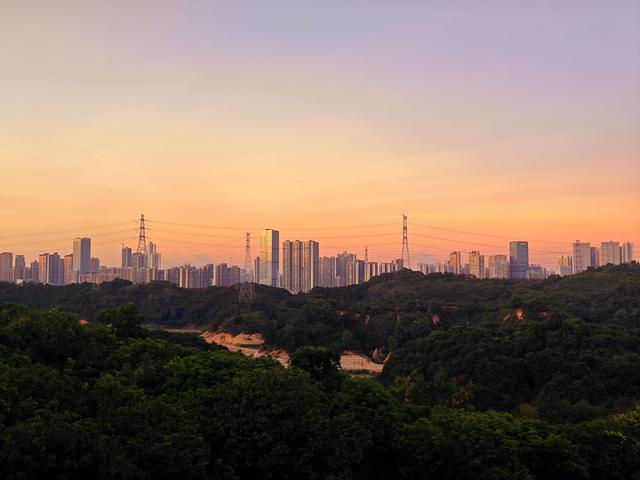 西丽湖国际科教城绿道，看霞飞满天，如梦似幻！长岭陂地铁C口