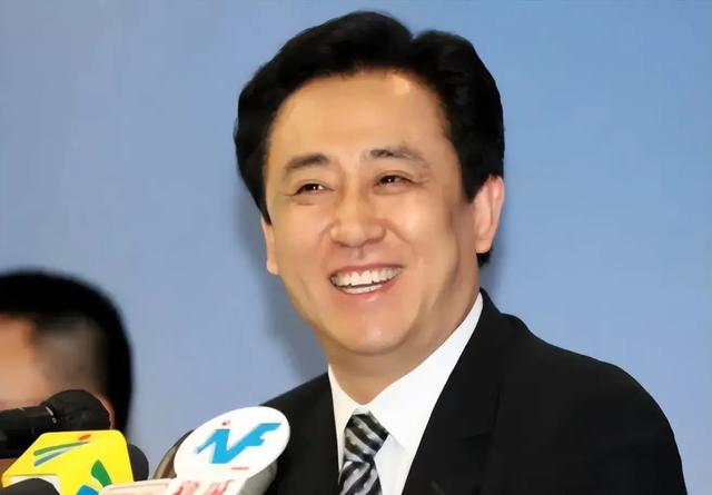 许家印有多张狂，从他的名片就看出他嚣张跋扈的本色