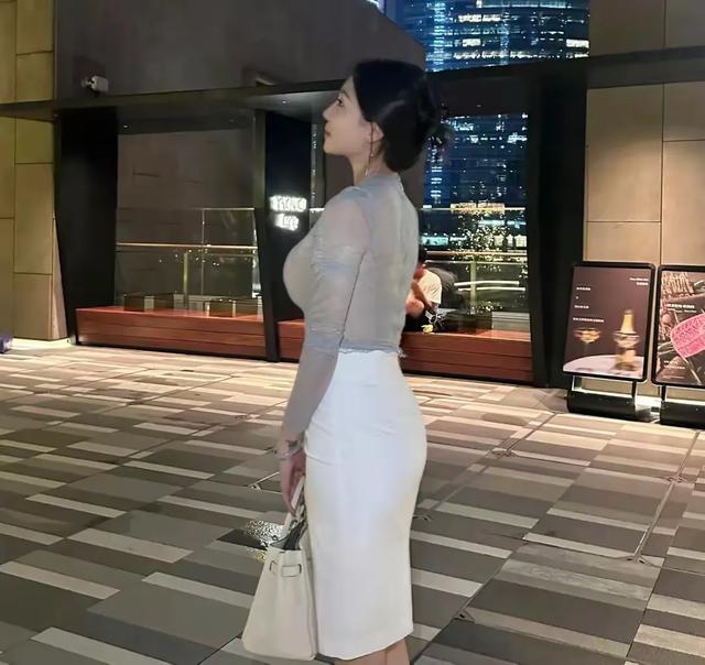 击剑女神秦雪，西餐厅回头率200%，好身材偷偷藏不住