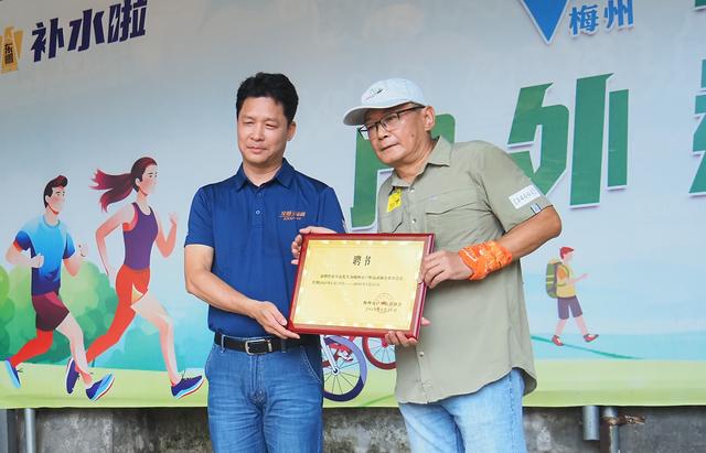 福建龙岩徒友为广东梅州助力，200多人同登旗山，进防空洞探秘
