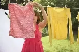 洗衣服时不小心把卫生纸洗了？教你一招，轻松去除碎纸屑！图片