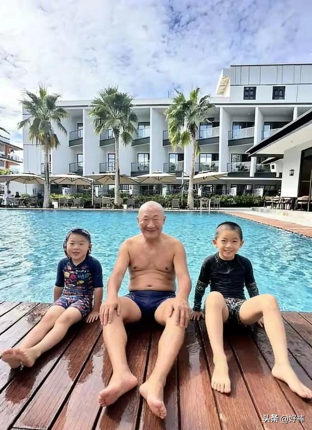 62岁歌手谢东带两儿子游泳，两儿子才那么大，跟他很像是爷孙辈！