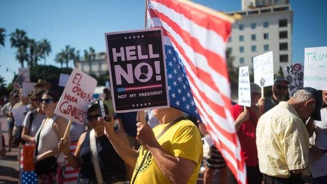 美国乱套了!全美怒吼"不要国王"，700万人抗议，特朗普回应太辣眼