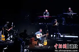 67岁李宗盛宜昌开唱 经典曲目掀怀旧热潮图片