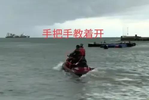 31岁男子玩摩托艇遇难，身体破碎，家属指责先救别人，网友炸锅