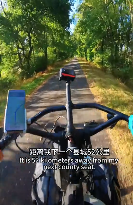 独腿骑行博主到法国小镇，意外被外国人疯狂投喂，感动的说不出话