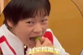 笑死！全红婵香港行开会时偷吃葡萄，以为无人知却被拍个正着！图片