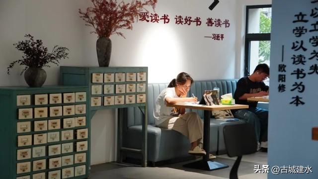 “文化纳凉” 建水图博两馆人气旺