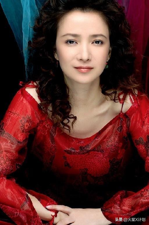 何晴住院照曝光，瘦了也浮肿了，与过往判若两人，好友曝去世细节