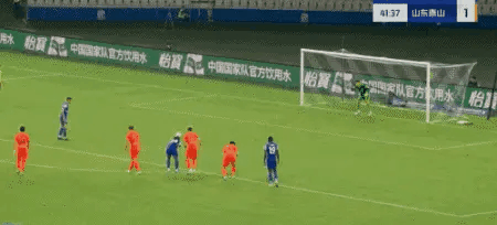 一场3-3！4.7万球迷怒了！狂嘘谢场球员，围堵逼停董事长专车狂骂