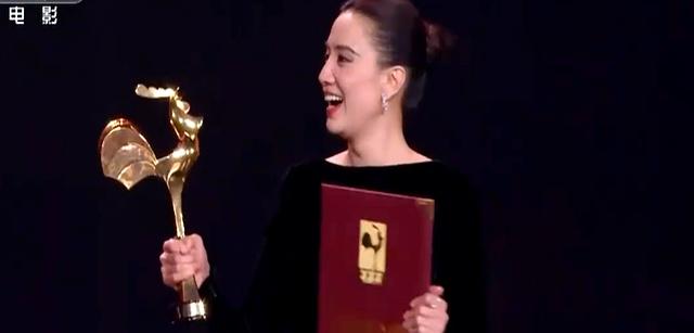 恭喜！易烊千玺斩获金鸡奖，四次提名终成最年轻影帝，宋佳获影后