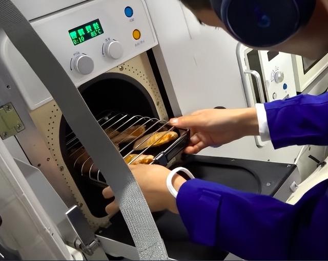 神州二十一直播“太空烧烤”！190种美食管够，宇宙级餐厅太硬核