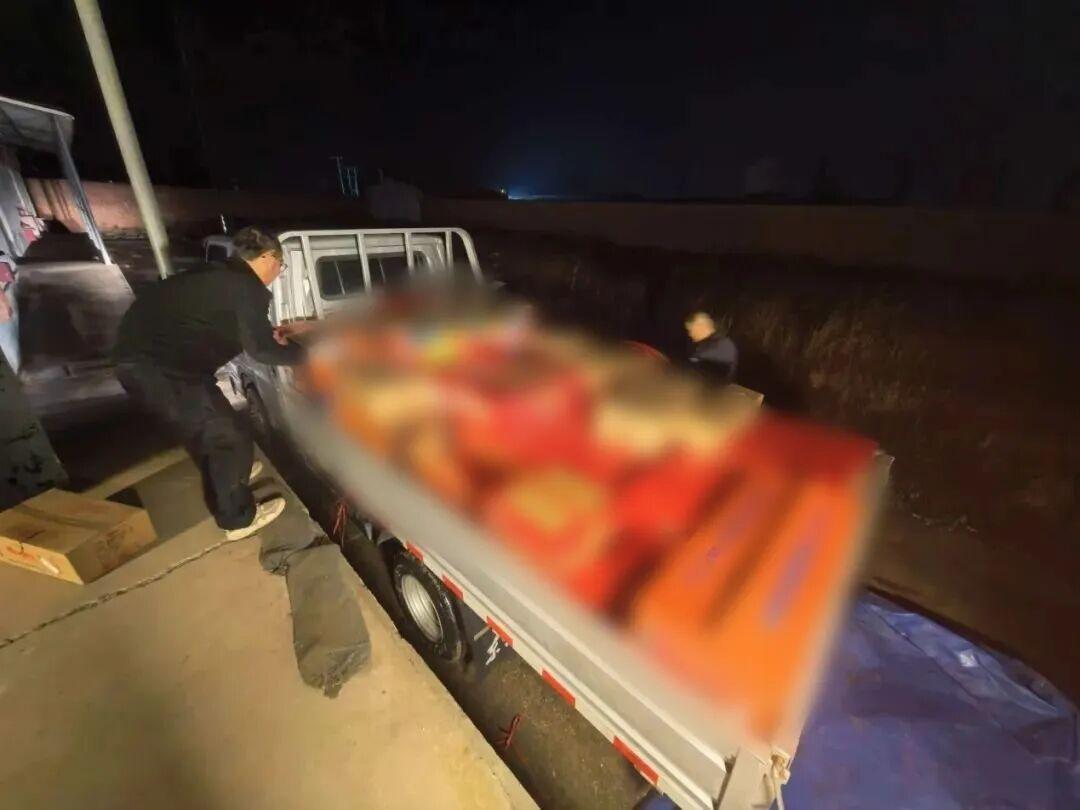 后果严重!货车上发现“移动炸弹”,密密麻麻堆满上百箱……-图3