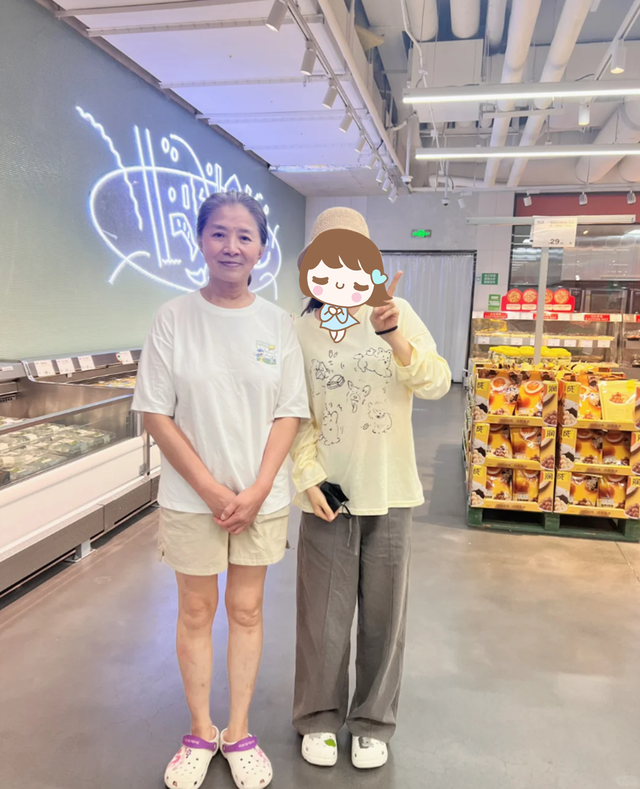 “大脚娘”迟蓬逛超市被偶遇，打扮好朴素，真人看起来也是老年人