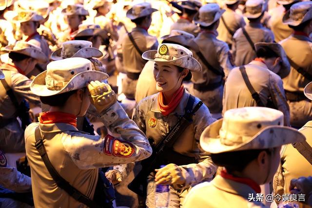 被央视怒批、脑袋空空，德不配位，难怪阅兵从不邀请“流量”明星