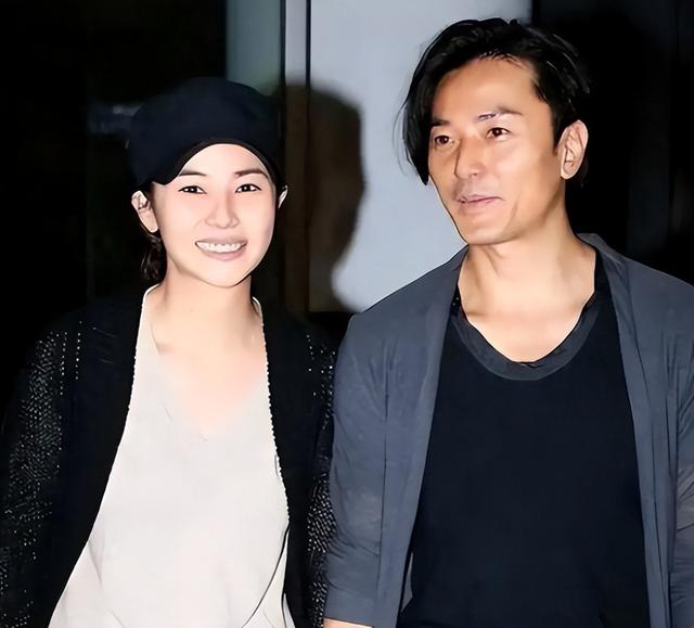 21岁拍三级，30岁被出轨，38岁嫁大佬，如今52岁没孩子还被宠成宝