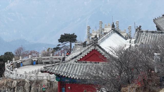 下雪了！泰山今冬初雪如约而至，岱顶开启冰雪盛景
