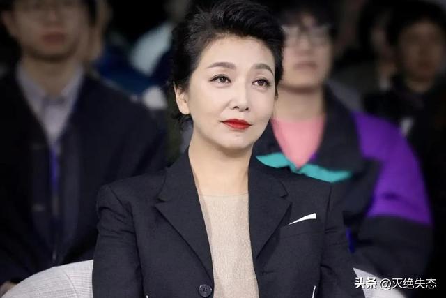 明星去掉滤镜后	，秦海璐“秃顶”，刘亦菲牙黄，宋祖英老到没认出