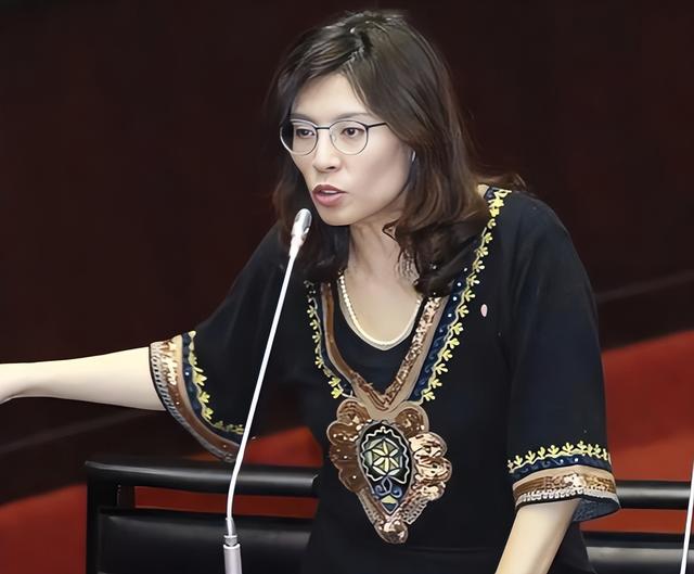 国民党主席位置坐稳，郑丽文摊牌了：两岸不回归和平，其他是侈谈