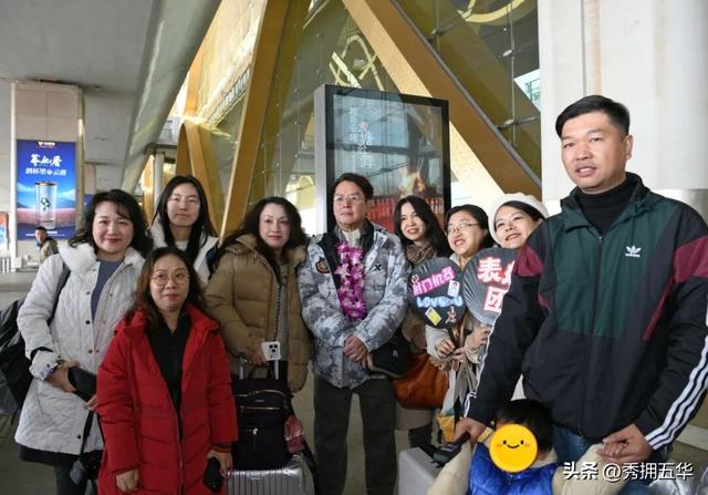 冬日氛围感拉满！跟着香港明星足球队，解锁翠湖海鸥+梧桐黄墙的浪漫剧本