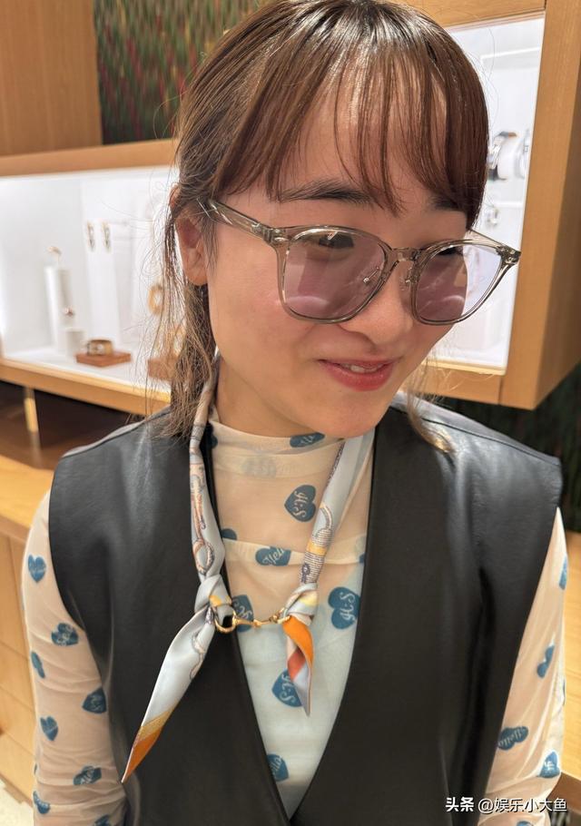 伊藤美诚新穿搭美照，爱心蕾丝衣搭配黑色马甲，系上丝巾好漂亮