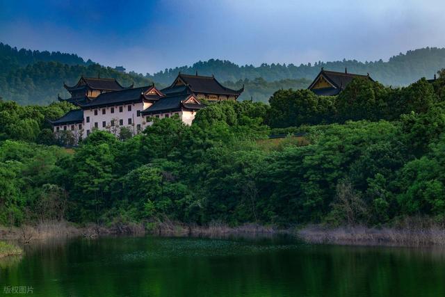 假期旅行的天花板！国内6座被严重低估的宝藏山水小城，风光超绝