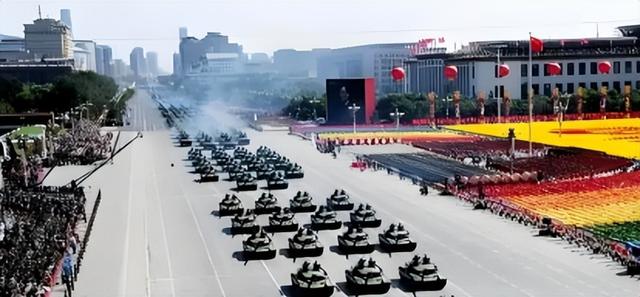 第1个说阅兵坏话的国家出现，果然是它，解放军点名3国，听好