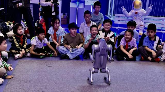 与机器狗互动、操控无人机，南京市同仁小学科创研学太酷了！