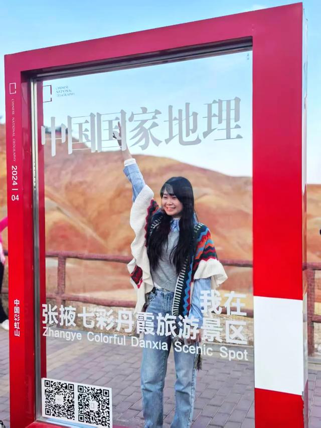 甘肃：万里丹霞彩虹飞！