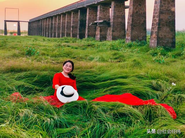 每日一景|石臼湖溧水张许村栈桥赏 “橘子海” 夕阳，水天交融