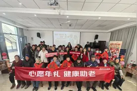 京东健康采销直播间“数智助老行”走进上海崇明，帮老人拥抱数字生活图片