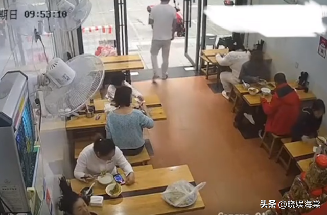 杭州胖女人吃面扣头后续：知情人曝内幕，警方介入，被父子追着打