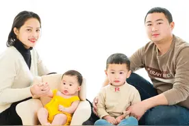 湖南小伙娶老挝媳妇，全网第一个给丈母娘垒灶台，在老挝买地修房图片