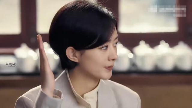 央媒发文，38岁赵丽颖高调官宣喜讯，全网恭喜，终于等到这一天