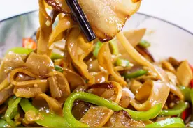 笋炒腊肉非常下饭的一道家常菜，这样做好吃又下饭，太香了！图片