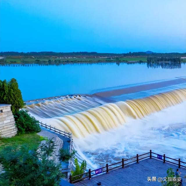 “北方都江堰”！秋日阳光洒在戴村坝，碎成万点金光！