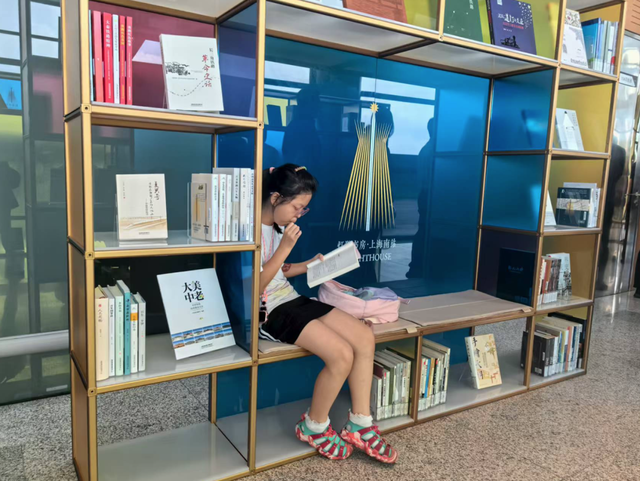 探徐汇｜灯塔书房“点亮”旅途！上海首个火车站内“图书馆”揭幕