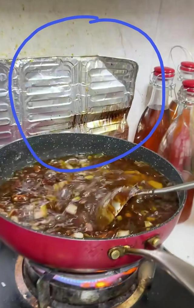 79岁侯耀华晚年凄凉！独居北京无保姆照料，家里脏乱差环境寒酸