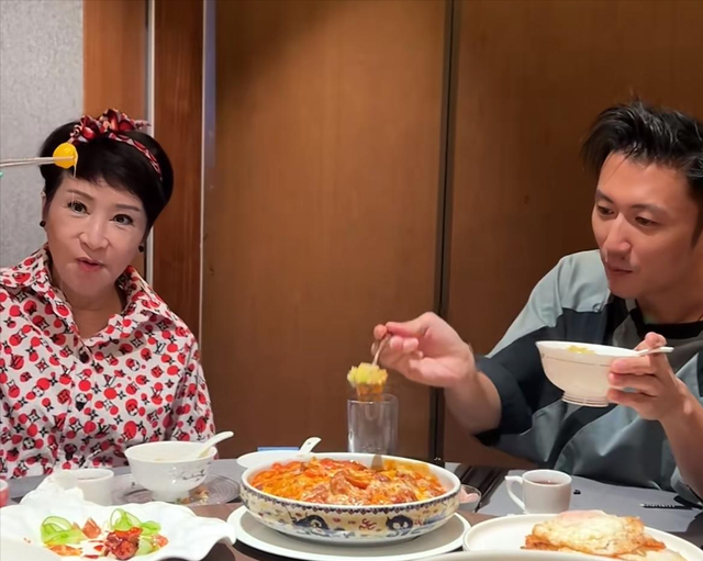 谢霆锋一家三口过七夕，89岁谢贤难得摘下墨镜，近照老得认不出！
