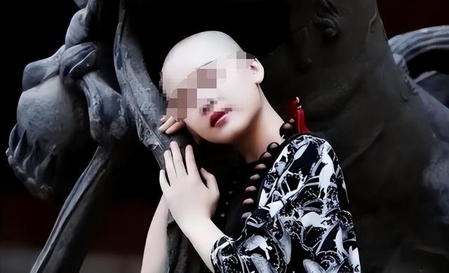 揭秘尼姑庵真相：表面佛门实则妓院，穿黑丝戴假发，香客人来人往